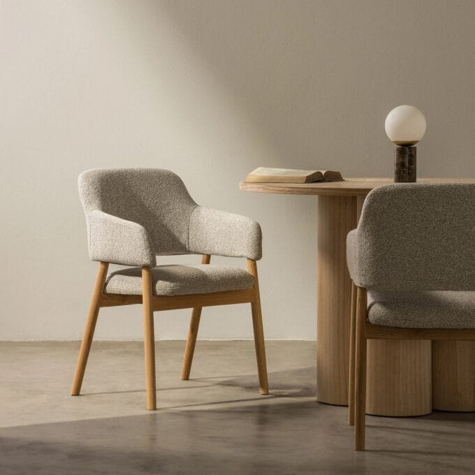 Sanremo Grey Boucle kėdė – patogi kėdė su buklė audiniu ir ąžuolo kojomis
