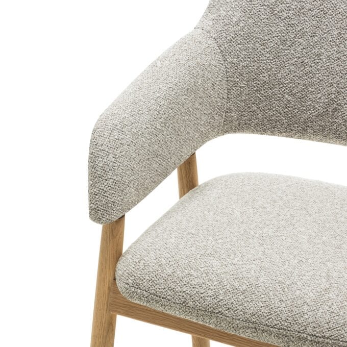 Sanremo Grey Boucle kėdė – patogi kėdė su buklė audiniu ir ąžuolo kojomis