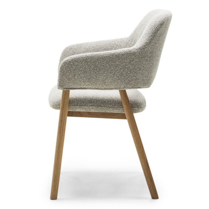 Sanremo Grey Boucle kėdė – patogi kėdė su buklė audiniu ir ąžuolo kojomis