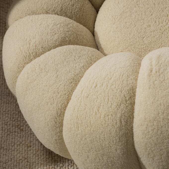 Venezia Beige boucle fotelis su apvaliomis formomis ir pasukamu pagrindu