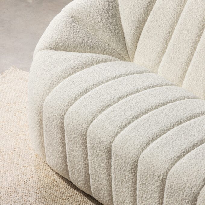 Caballo sofa, šviesiai smėlio spalvos, su apvaliomis formomis ir minkštu atlošu