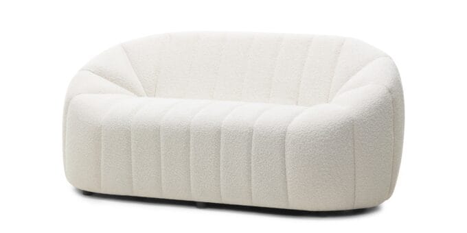 Caballo sofa, šviesiai smėlio spalvos, su apvaliomis formomis ir minkštu atlošu