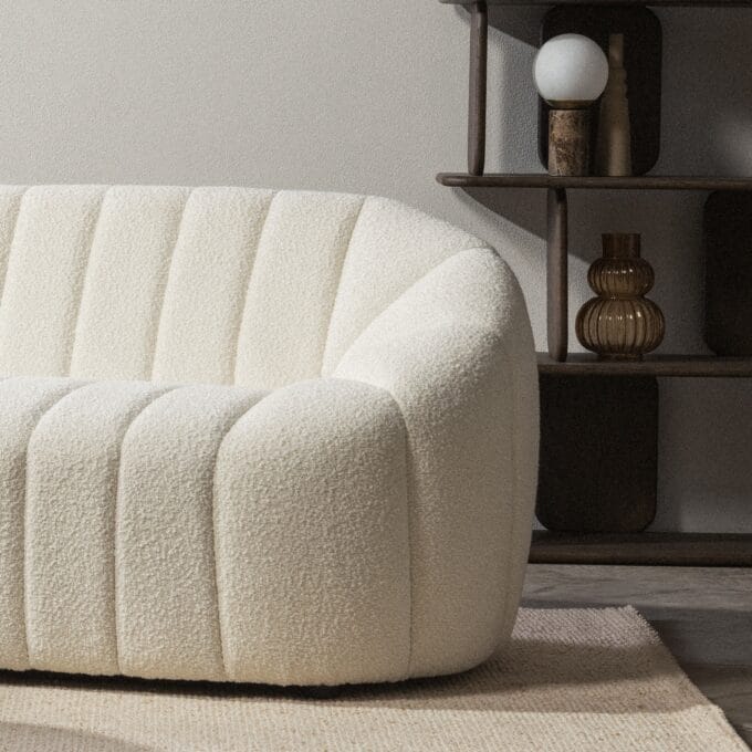 Caballo sofa, šviesiai smėlio spalvos, su apvaliomis formomis ir minkštu atlošu