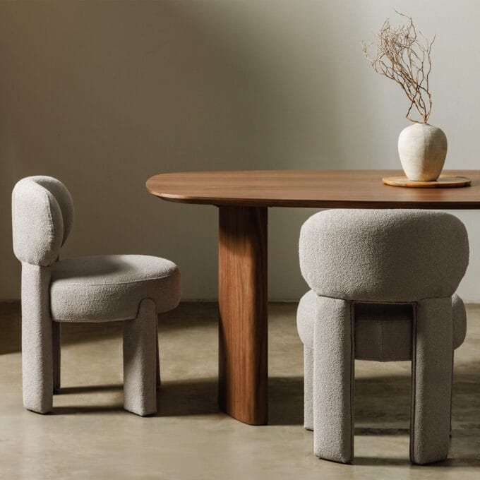 Falone grey beige valgomojo kėdė su bouclé audiniu ir apvaliomis formomis