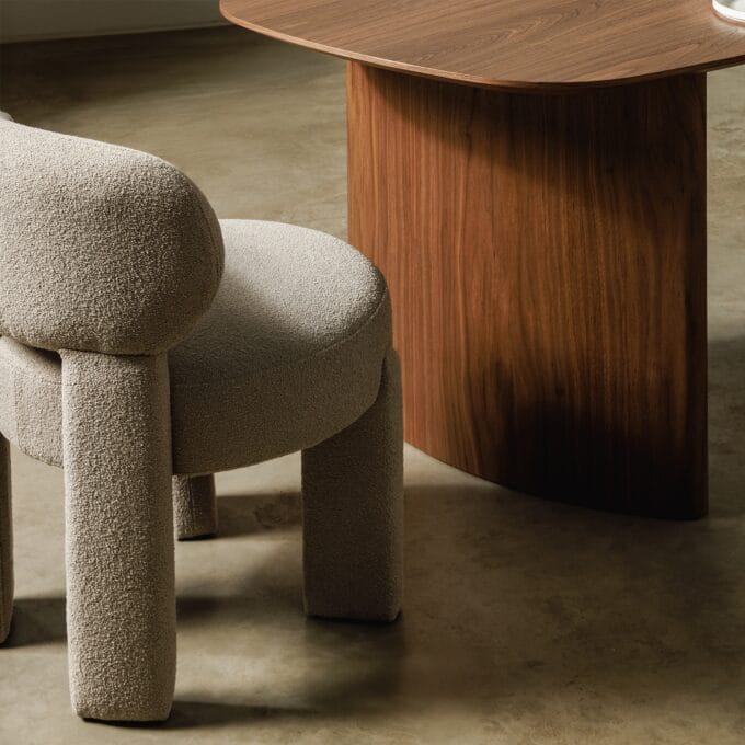 Falone grey beige valgomojo kėdė su bouclé audiniu ir apvaliomis formomis