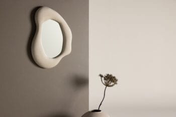 Mažas žaismingos formos veidrodis su veliūriniu rėmu Louiseville Small