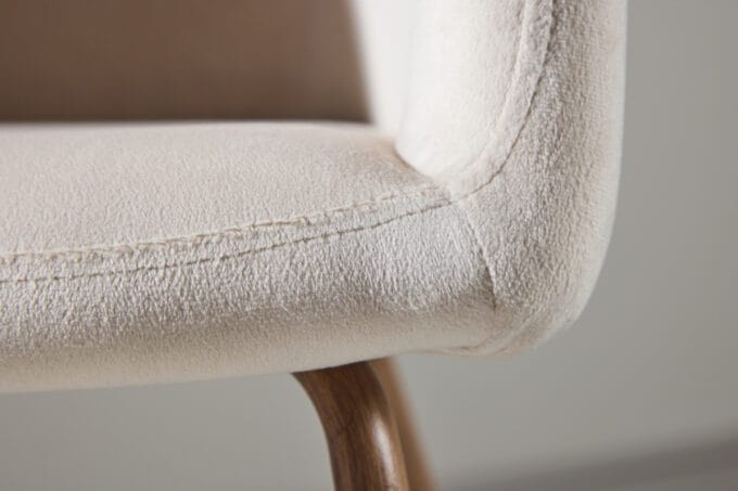Berit Cashmere valgomojo kėdė kašmyro spalvos su aksominiu audiniu