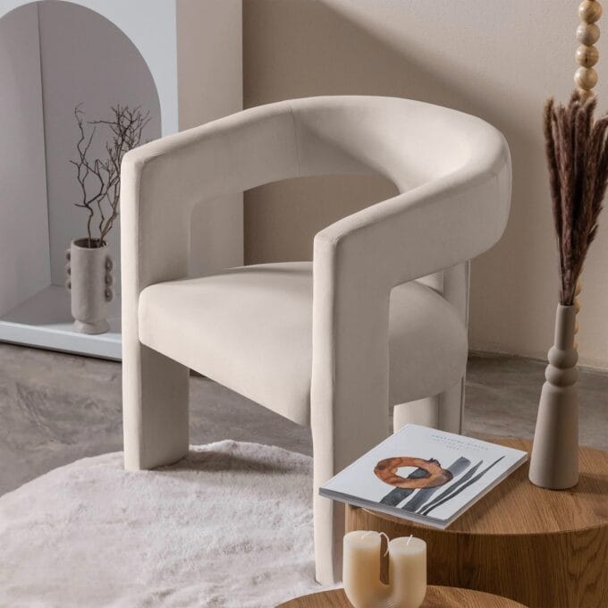 Lory light beige velvet krėslas su minkštu aksomu, apvaliu atlošu ir porankiais