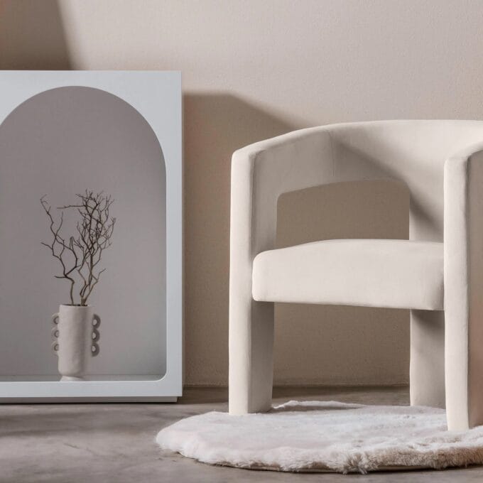 Lory light beige velvet krėslas su minkštu aksomu, apvaliu atlošu ir porankiais