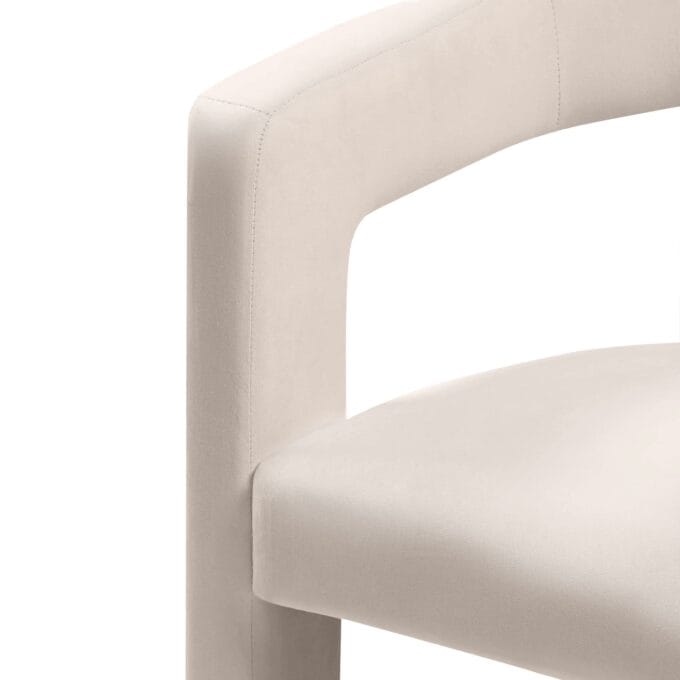 Lory light beige velvet krėslas su minkštu aksomu, apvaliu atlošu ir porankiais
