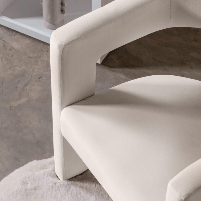 Lory light beige velvet krėslas su minkštu aksomu, apvaliu atlošu ir porankiais