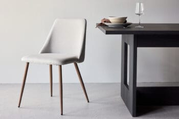 Night Beige kėdė – moderni valgomojo kėdė be porankių, švelni tekstilinė sėdynė, tamsios kojos