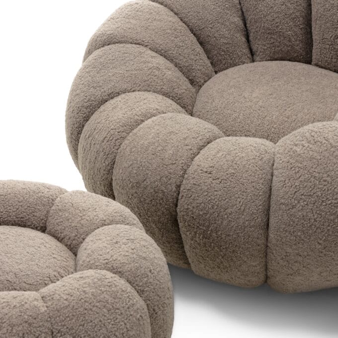 Perugia Mocha bouclé pufas su dekoratyvinėmis siūlėmis ir organiška forma