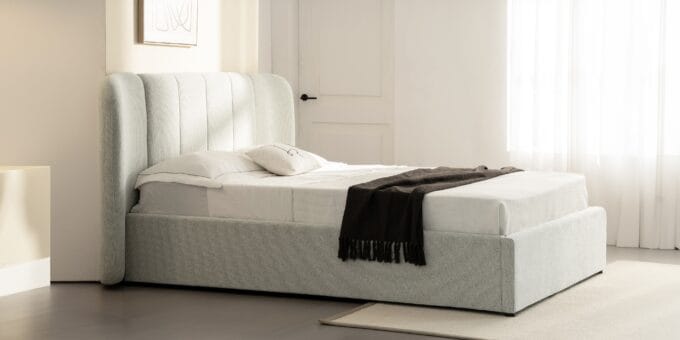 Snoovia beige lova 160x200 su aukštu galvūgaliu ir patalynės dėže.