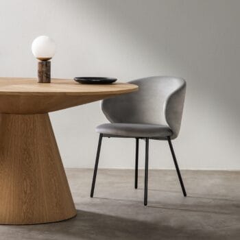 Adrano Grey kėdė su pilku aksominiu audiniu ir juodo metalo kojelėmis