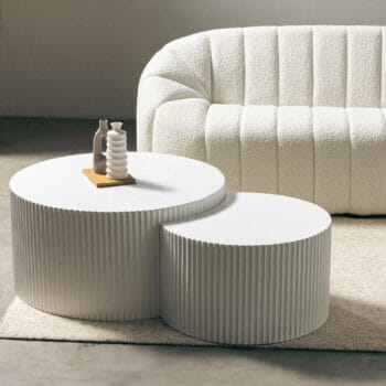 Belmonte White kavos staliukų komplektas iš baltos matinės MDF plokštės su dekoratyviniais grioveliais