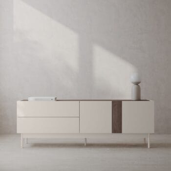 Berula Cashmere TV staliukas su riešutmedžio akcentais ir minimalistiniu dizainu