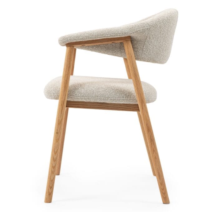 Capri Bouclé Oak krėslas šviesaus audinio su natūraliu ąžuolo pagrindu