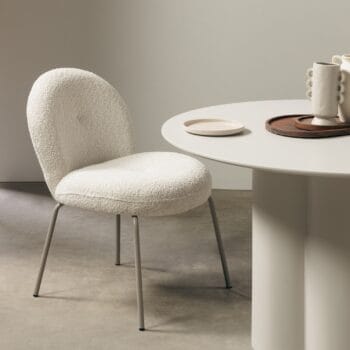 Fiori Beige Bouclé kėdė smėlio spalvos su apvaliu atlošu ir metalinėmis kojelėmis