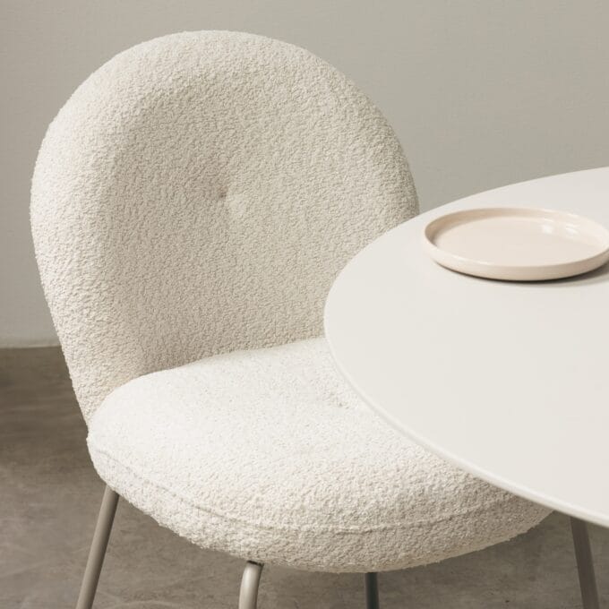 Fiori Beige Bouclé kėdė smėlio spalvos su apvaliu atlošu ir metalinėmis kojelėmis