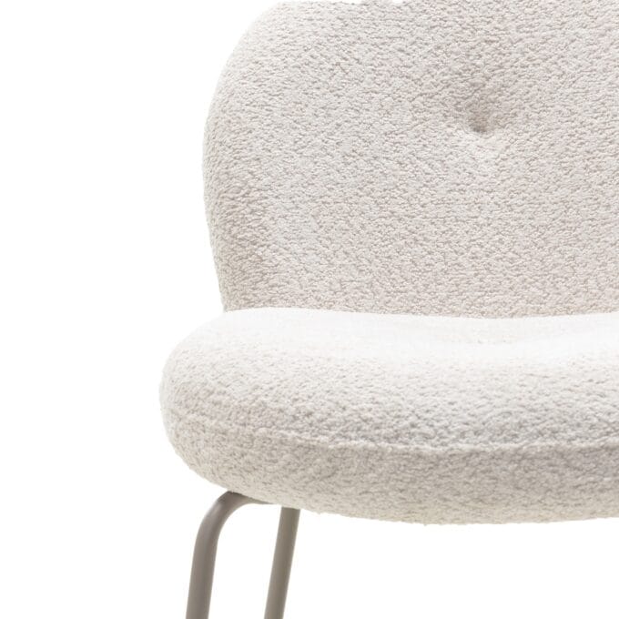 Fiori Beige Bouclé kėdė smėlio spalvos su apvaliu atlošu ir metalinėmis kojelėmis