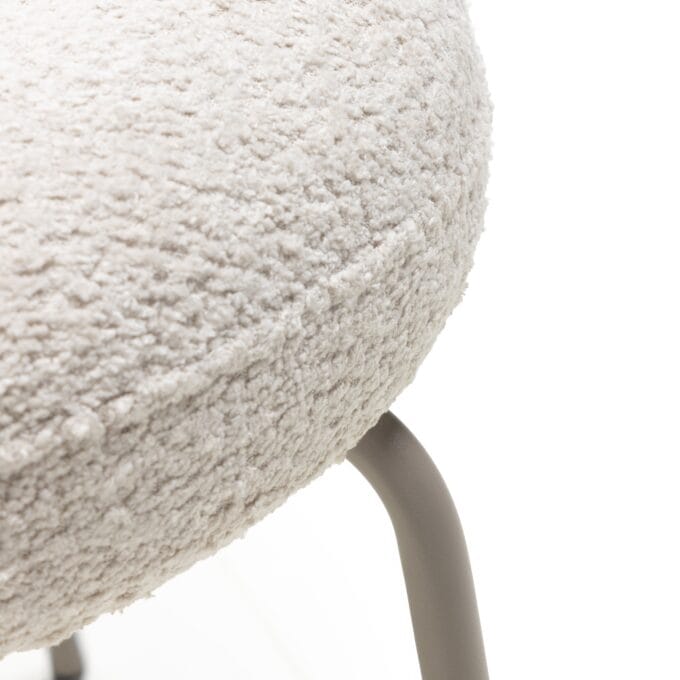 Fiori Beige Bouclé kėdė smėlio spalvos su apvaliu atlošu ir metalinėmis kojelėmis
