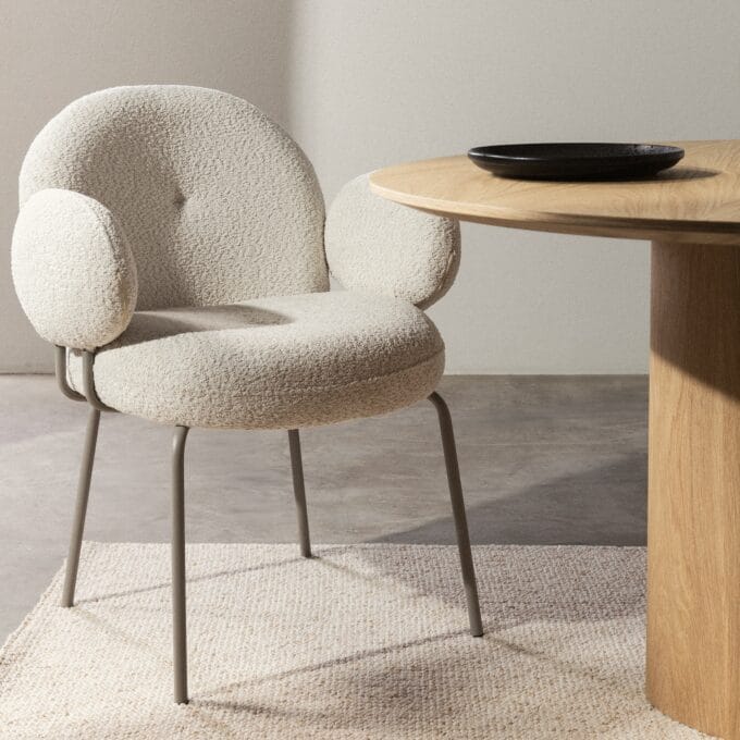 Fiori Beige Bouclé krėslas šviesaus audinio, su apvaliu atlošu ir porankiais