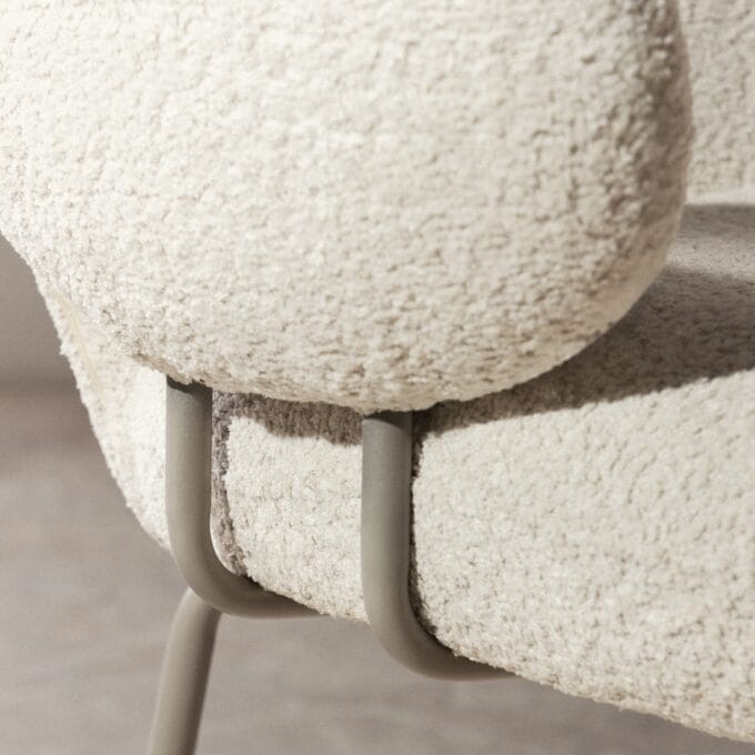 Fiori Beige Bouclé krėslas šviesaus audinio, su apvaliu atlošu ir porankiais