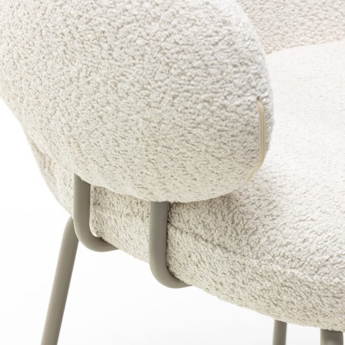 Fiori Beige Bouclé krėslas šviesaus audinio, su apvaliu atlošu ir porankiais