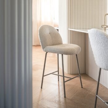 Fiori Beige baro kėdė smėlio spalvos audiniu ir apvaliu atlošu