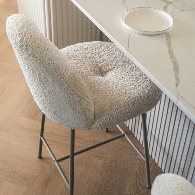 Fiori Beige baro kėdė smėlio spalvos audiniu ir apvaliu atlošu