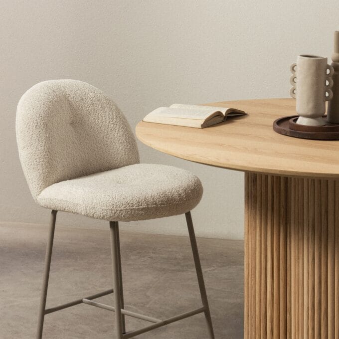 Fiori Beige baro kėdė smėlio spalvos audiniu ir apvaliu atlošu
