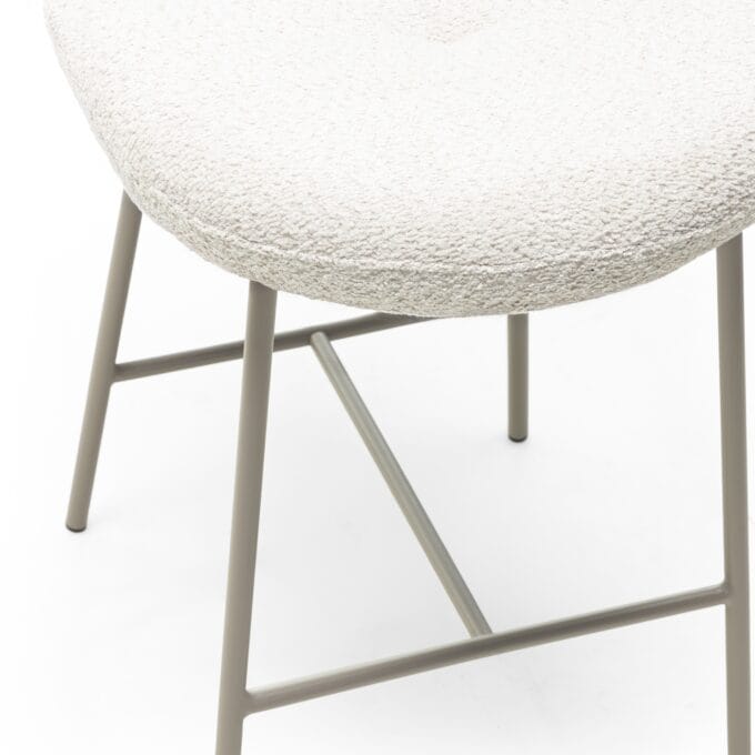 Fiori Beige baro kėdė smėlio spalvos audiniu ir apvaliu atlošu