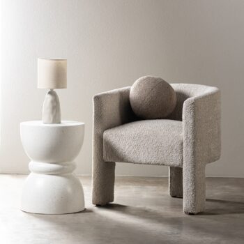 Lorraine Beige Boucle fotelis šviesiai smėlio spalvos audiniu ir trimis apvaliomis kojelėmis