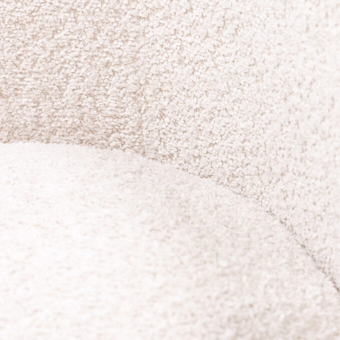 Lorraine Beige Boucle fotelis šviesiai smėlio spalvos audiniu ir trimis apvaliomis kojelėmis