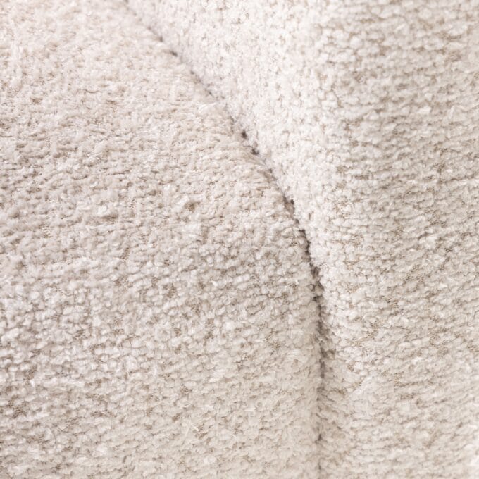 Lorraine Beige Boucle fotelis šviesiai smėlio spalvos audiniu ir trimis apvaliomis kojelėmis