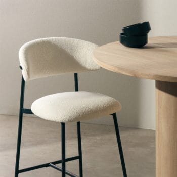 Fresno Bouclé Cream baro kėdė iš šviesaus bouclé audinio su juodo metalo kojelėmis