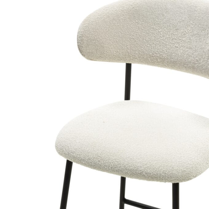 Fresno Bouclé Cream baro kėdė iš šviesaus bouclé audinio su juodo metalo kojelėmis