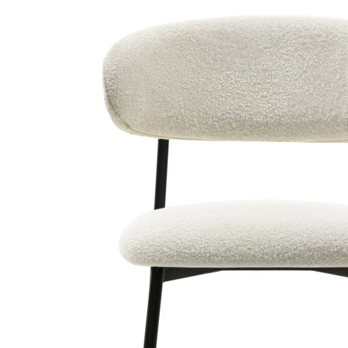 Fresno Bouclé Cream baro kėdė iš šviesaus bouclé audinio su juodo metalo kojelėmis