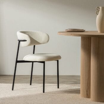 Fresno Bouclé Cream kėdė su kreminiu audiniu ir juodo metalo konstrukcija