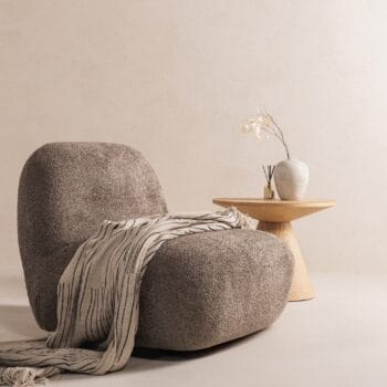 Giorgia Grey Brown fotelis su apvaliomis formomis, rudai pilku audiniu ir laisvo judesio pagrindu