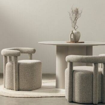 Glen Grey kėdė su švelniomis apvaliomis formomis ir pilku audiniu