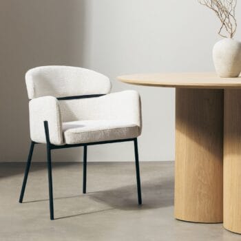 Granda Ecru krėslas su ecru spalvos audiniu ir juodo metalo kojelėmis