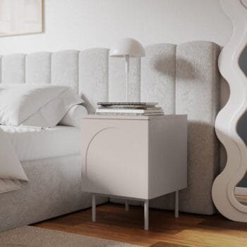 Helene Cashmere naktinis staliukas su arkiniais fasadais ir metalinėmis kojelėmis