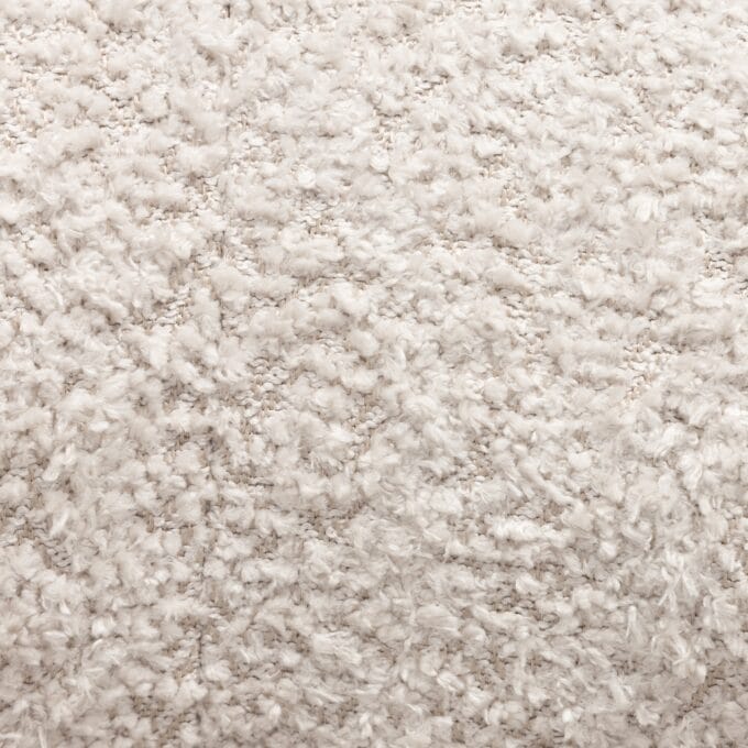 Hella Beige Bouclé krėslas su apvaliomis formomis ir minkštu šviesiu audiniu