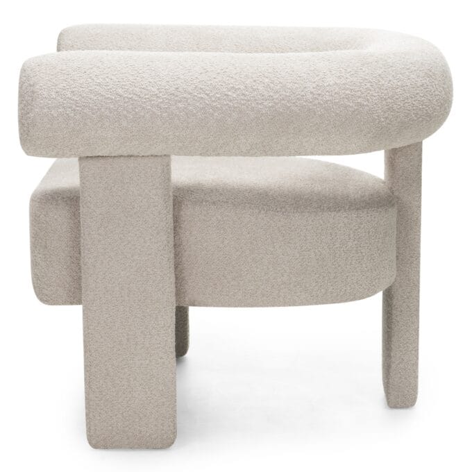 Hella Beige Bouclé krėslas su apvaliomis formomis ir minkštu šviesiu audiniu