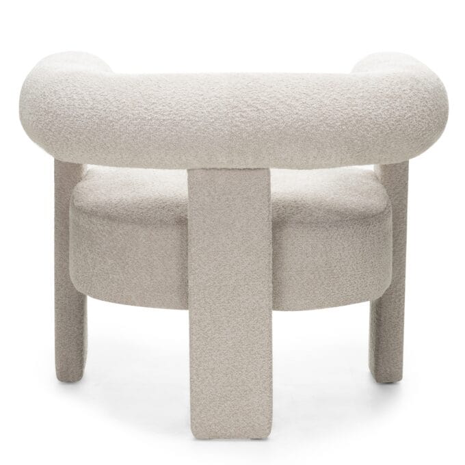 Hella Beige Bouclé krėslas su apvaliomis formomis ir minkštu šviesiu audiniu