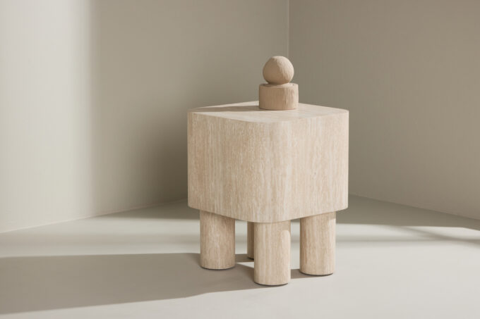 Klirou Beige šoninis staliukas – kompaktiškas MDF staliukas su travertino atspalviu, šviesus modernus dizainas