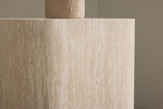 Klirou Beige šoninis staliukas – kompaktiškas MDF staliukas su travertino atspalviu, šviesus modernus dizainas