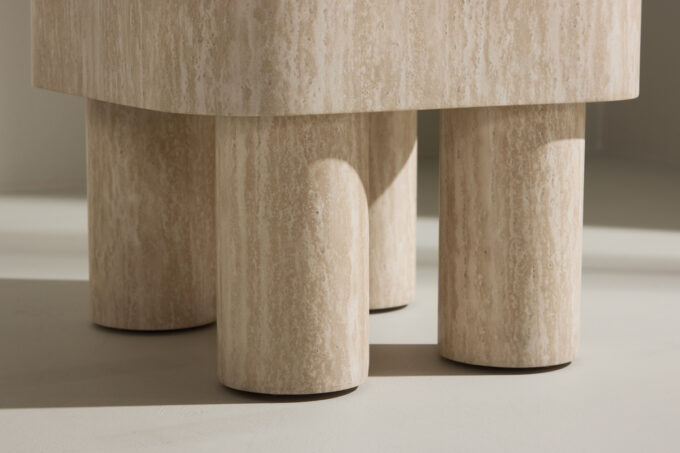 Klirou Beige šoninis staliukas – kompaktiškas MDF staliukas su travertino atspalviu, šviesus modernus dizainas
